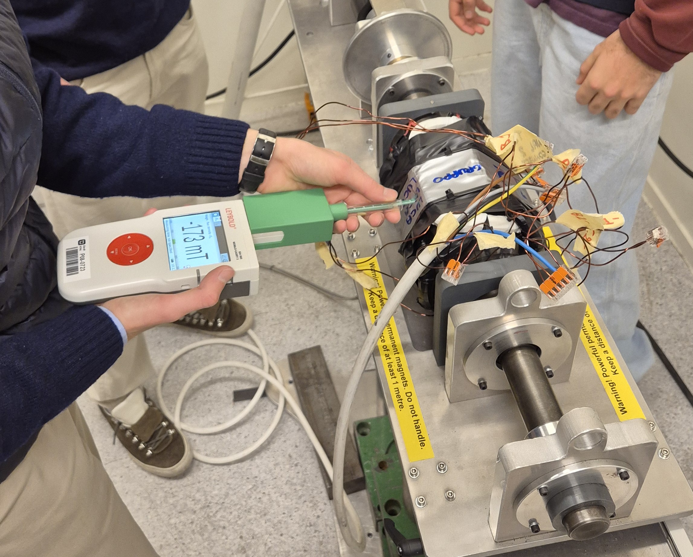 Magnetic flux density measurement on the generator
